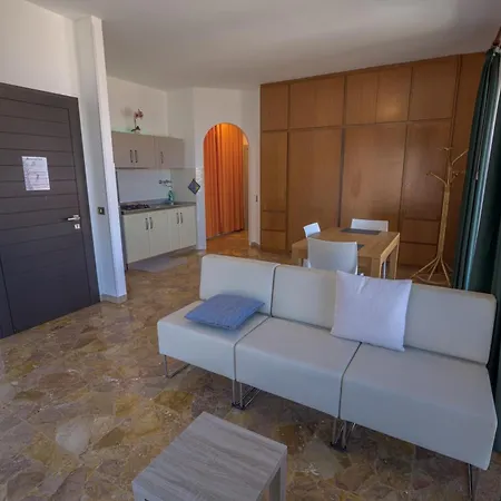 La Madrugada Aparthotel 4*